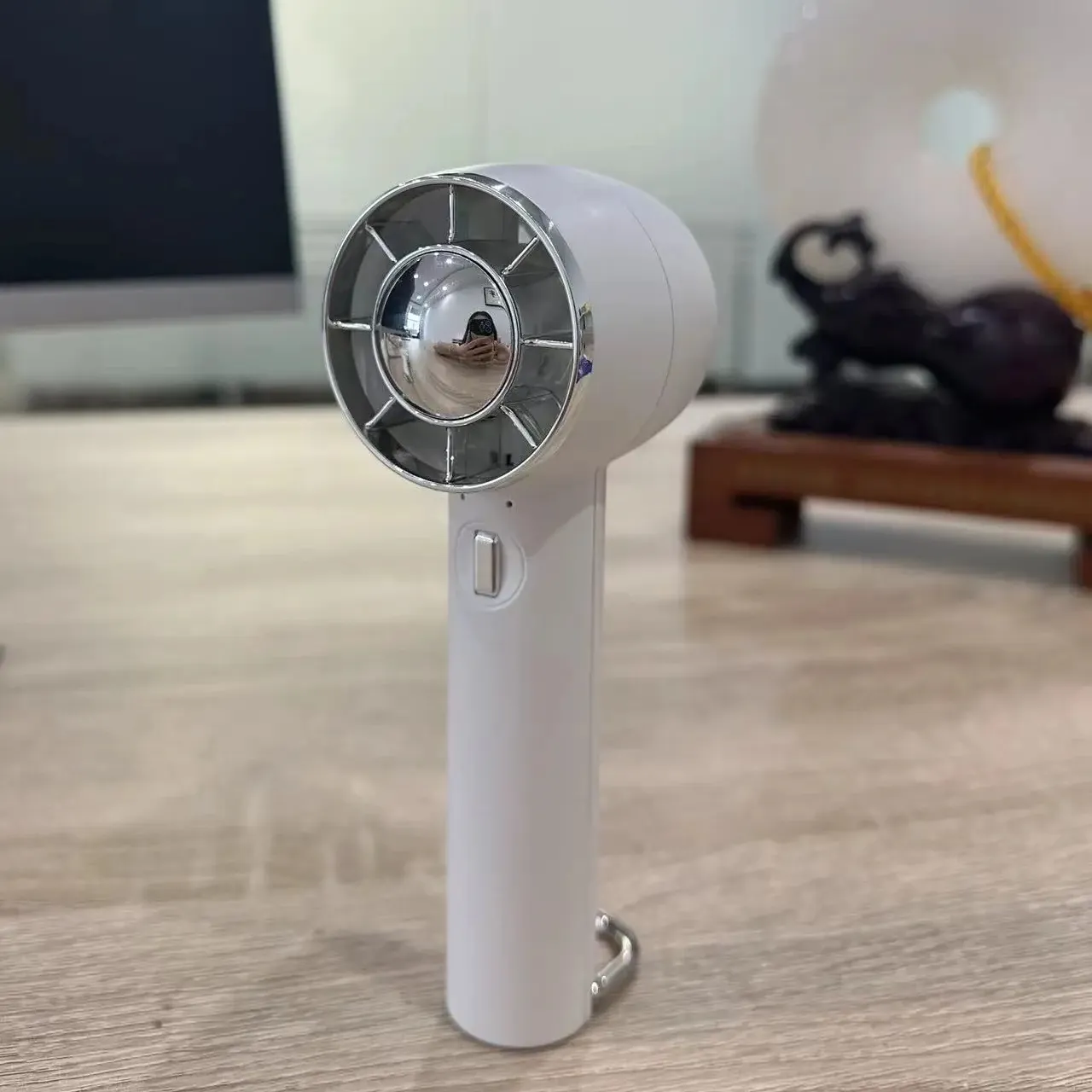 Venta caliente de la fábrica de Shenzhen Cold Compress bldc Fan Ice Cooling mini ventiladores portátiles y portátiles Ventilador de mano con gancho