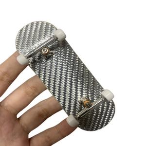 Jeesen oem odm מיני עץ סקייטבורד חם מכירה מותאם אישית לוח לייזר אצבע חלקים סקייטבורד - Product Image 1