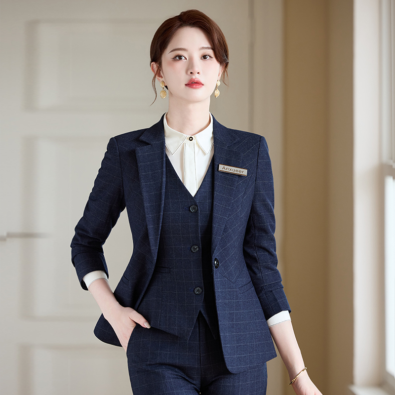 Blue suit+white shirt