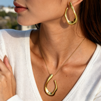 Nuevo Conjunto de Joyería de Acero Inoxidable Chapado en Oro: Pendientes de Diseño Geométrico Irregular y Collar con Colgante de Línea Ondulada en Forma de C con Cadena de Serpiente