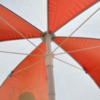 Grand parasol de plage de 220 cm pour adultes, rouge et blanc, protection solaire et pluie, avec mât en acier, ouverture manuelle, idéal pour piscine, camping et voyage