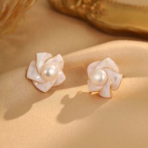Boucles d'oreilles clous en nacre de perle d'eau douce française, camélia, nouvelle tendance, luxe haut de gamme, mode féminine avec un tempérament léger - Product Image 4