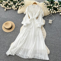 Robe longue plissée élégante pour femme WIWT, en dentelle blanche avec empiècements, col montant, manches lanternes, ceinture, coupe trapèze, décontractée, style maxi