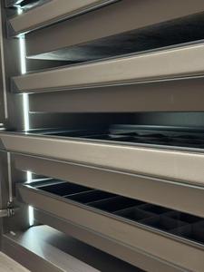 خزانة ملابس مخصصة مع أدراج إضافية وإضاءة LED وتخزين مقسم - Product Image 5