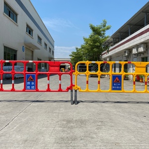 Barrière de circulation jaune en PEHD de 2 m avec protection IP65 et réflecteur prismatique haute intensité pour le contrôle temporaire des foules - Product Image 4