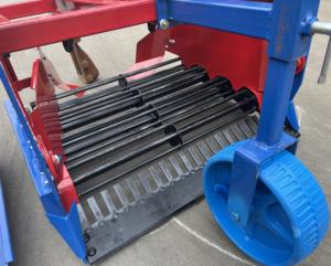 Cosechadora frontal de 4 hileras <span class=keywords><strong>y</strong></span> 75 cm para <span class=keywords><strong>ajo</strong></span> <span class=keywords><strong>y</strong></span> cebolla, máquina de recolección para cultivadores de tractor de un solo eje - Product Image 5