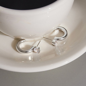 Pendientes de tuerca de moissanita VVS GRA de corte redondo con diseño de cola de pez de líneas simples, rellenos de oro de 14K, joyería de uso diario para mujer - Product Image 6