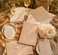 Ensemble de cartes d'invitation de mariage personnalisées avec enveloppe, monogramme gaufré pêche, sceau doré, menu en vellum et dossier