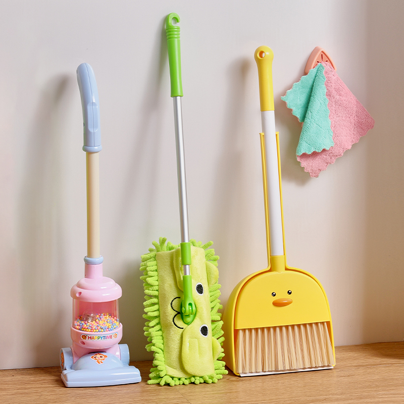 Petit balai canard jaune + aspirateur + vadrouille vert + chiffon