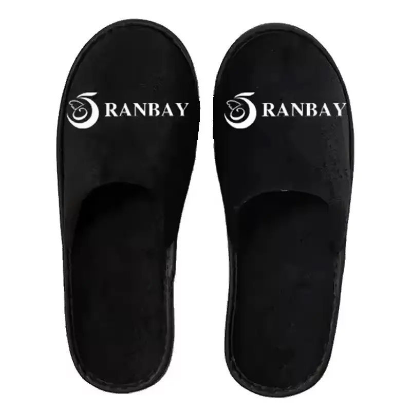 Venta al por mayor personalizado negro suave antideslizante zapatillas con logotipo zapatillas de los hombres
