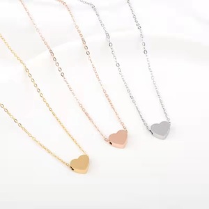 Bijoux minimalistes délicats vintage pour femmes, pendentif en forme de petit cœur d'amour gravé sur mesure en acier inoxydable plaqué or 18 carats - Product Image 2