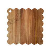 Tabla de cortar de madera de acacia con borde festoneado y patrón grabado para servir queso y charcutería