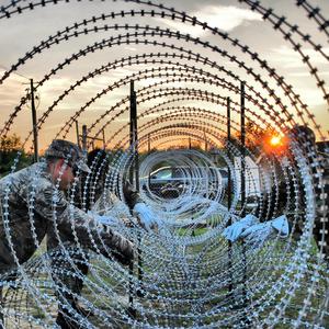 Alambre de Hierro Galvanizado para Cercas de Seguridad, Alambre de Púas para Prisiones, Alambre de Púas Cruzado, Alambre de Púas <span class=keywords><strong>Concertina</strong></span>, Alambre Anti-Escalada, Espaciado de Púas Personalizable - Product Image 4