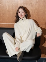 Ensemble chic en tricot gris, pull à col haut zippé et pantalon large, doux et élégant, parfait pour les looks décontractés et tendance, ensemble pull en coton