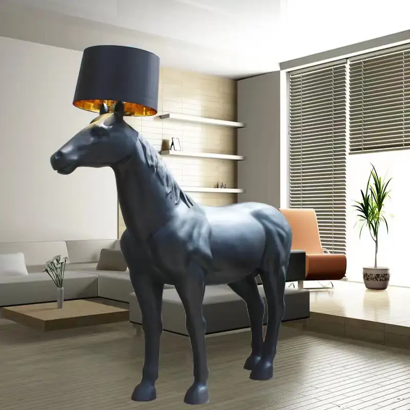 Высококачественная современная напольная лампа E27 из смолы с покрытием электрической лошади для отеля