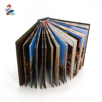 Livre relié rigide bien conçu, impression couleur pleine page, bords pulvérisés à la feuille métallisée, édition spéciale, impression sur carton de collection