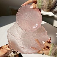 Roze onregelmatige ijsplateau in stijlvolle huishoudelijke uitvoering, exquisiete hoogwaardige dim sum schaal, fruitcake dessert glazen schaal