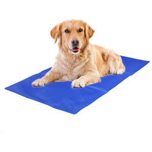 Tapis rafraîchissant pour chien avec fonction lit pour animaux de compagnie, design imprimé moderne - Product Image 1