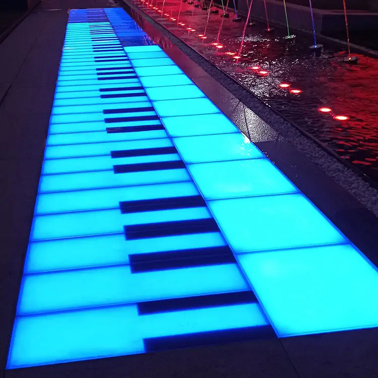 屋外のアミューズメントパーティーの装飾のためのカスタム照明付きLEDRGBカラーインタラクティブフロアピアノキー小道具