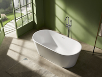Baignoire autoportante en acrylique de forme ovale moderne avec ensemble d'accessoires de salle de bain pour la rénovation de salles de bain à domicile ou à l'hôtel