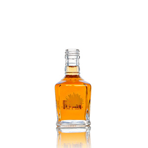 Meilleures bouteilles en verre vides d'alcool de 50ml pour mini-liqueur gin tequila miniatures en vente en gros <span class=keywords><strong>Prix</strong></span> de bouteille de <span class=keywords><strong>rhum</strong></span> avec bouchon à vis - Product Image 1