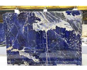 Dalle de quartzite moderne de luxe inspirée du cloisonné, bleu royal avec des veines ambrées, imperméable, polie, pour mur intérieur, design graphique - Product Image 3