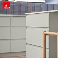 Armoire de cuisine Alland moderne minimaliste, finition mate vert sauge mat, bord arrondi incurvé, partie supérieure cannelée et rainurée