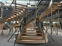Escalier en colimaçon en bois courbé sur mesure, directement de l'usine, avec rampes en fer forgé