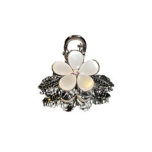High-End kleine Prinzessin Haarnadel im französischen Stil 5cm Schmetterling Diamant Hai Clip Legierung Material Haarschmuck für Frauen - Product Image 5