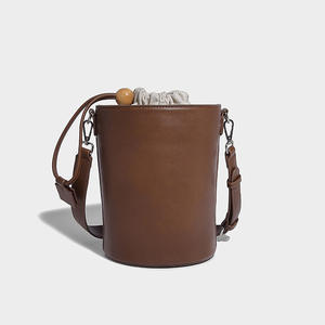 2025 nouveau sac à bandoulière cylindrique en cuir marron avec cordon de serrage et décoration de perles rondes en bois - Product Image 6