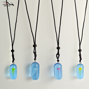 Collier Pendentif Méduse Mignonne Lumineuse en Résine Thème Océan Keep Diving – Accessoire Cadeau Unisexe - Product Image 3