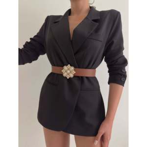 Cinturón Elegante para Mujer con Adornos de Perlas, Accesorio de Boda de Cuero Sintético, Ajuste Estándar - Product Image 2