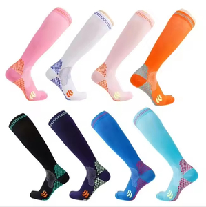 Chaussettes de compression montantes sur mesure 15-20 mmHg avec performance respirante pour la randonnée, la course et le sport - Product Image 1