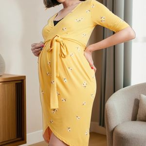 Robe de maternité à fleurs jaunes avec tissu modal doux longue longueur midi pour le confort des femmes enceintes - Product Image 1