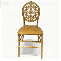 Chaise d'événement en résine dorée avec dossier ajouré à motifs médaillon et pieds à tiges, en plastique moulé imperméable, mobilier de fête