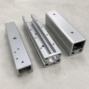 ผู้ผลิตชิ้นส่วนอะลูมิเนียมอัดขึ้นรูป CNC ตามแบบ OEM สำหรับโครงอุตสาหกรรมและการประกอบอุปกรณ์ - Product Image 1
