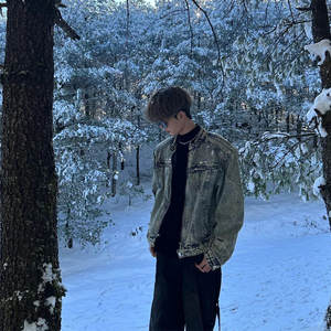 Chaqueta vaquera corta estilo americano con lavado ácido para <span class=keywords><strong>hombre</strong></span>, de alta gama, moderna, elegante, sexy, para club, ropa de marca de moda con decoración metálica en el hombro. - Product Image 5