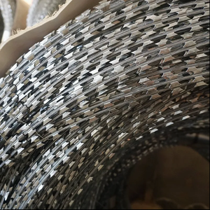 <span class=keywords><strong>Alambre</strong></span> <span class=keywords><strong>de</strong></span> Púas Antiescalada en Rollo, Acero Inoxidable/Hierro, Recubrimiento <span class=keywords><strong>de</strong></span> PVC Galvanizado, Protección Perimetral Duradera para Granjas y Carreteras - Product Image 6