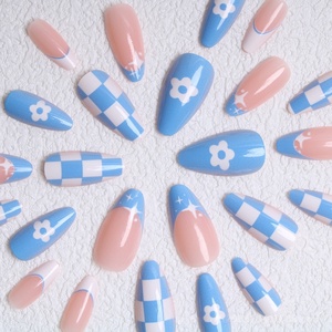 Ongles à presser en PMMA/ABS certifiés CE, <span class=keywords><strong>bleu</strong></span> <span class=keywords><strong>pastel</strong></span>, style French manucure, avec motifs marguerite, damier et étoiles, forme amande longue - Product Image 4