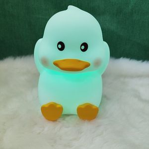 Veilleuse en silicone en forme de canard, LED à changement de couleur RGB automatique, lampe de chevet pour enfants, commande tactile, rechargeable par USB avec minuterie de 30/60 minutes - Product Image 3