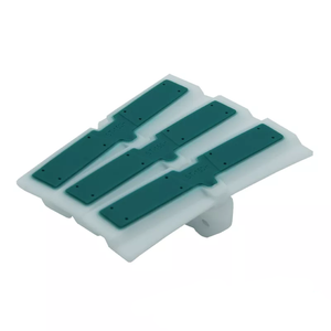 Bande transporteuse modulaire inclinée en polyuréthane blanc avec taquet - Product Image 3