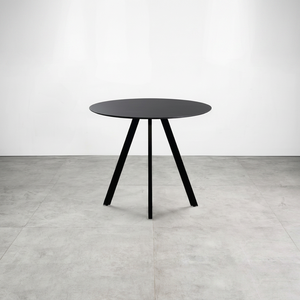 Table de bistrot ronde en métal noir mat – Table à manger moderne à pieds évasés pour cafés urbains et salles de repos professionnelles - Product Image 1