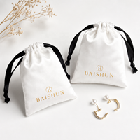 Pochette à bijoux antistatique en satin blanc avec logo personnalisé, cordon de serrage, ruban noir et dorure à chaud pour promotion (vente en gros)