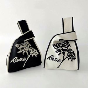 Sac à main en tricot noir et blanc rose, conçu par des designers coréens, petit sac à main fait main, sac fourre-tout en crochet pour femmes - Product Image 1