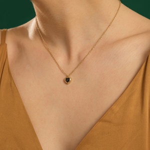 Collier délicat en acier inoxydable plaqué PVD avec pendentif cœur en pierres précieuses colorées - Product Image 5