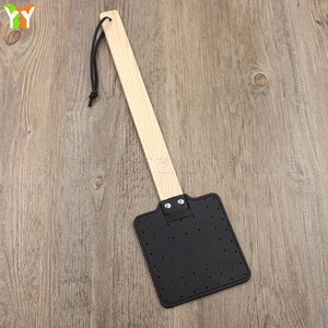 Raquette anti-mouches créative en cuir PU, idéale pour le camping en plein air, les pique-niques et l'utilisation domestique ; manche en bois ; fixation murale. - Product Image 2