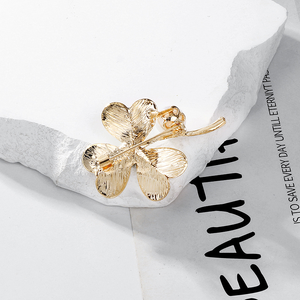 2025 New Green Clover Broche Moda Feminina Jóias Liga Broches Pérola Broche Terno Lapela Pins Personalização Atacado - Product Image 4