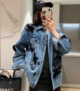 <span class=keywords><strong>Veste</strong></span> <span class=keywords><strong>en</strong></span> <span class=keywords><strong>jean</strong></span> unisexe personnalisée pour <span class=keywords><strong>femme</strong></span>, coupe ample, bleu délavé, avec patchs imprimés, style streetwear, <span class=keywords><strong>en</strong></span> promotion - Product Image 4