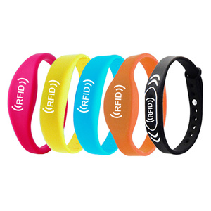 Nhà máy tùy chỉnh lễ hội <span class=keywords><strong>NFC</strong></span> dây đeo cổ tay RFID Vòng đeo tay Silicone có thể điều chỉnh dây đeo cổ tay không thấm nước thụ động Vòng đeo tay - Product Image 1