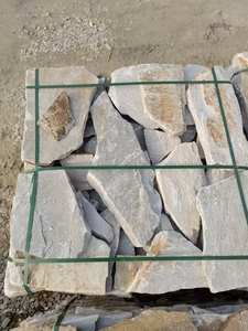 Revêtement mural irrégulier en pierre d'ardoise jaune naturelle moderne Carreaux lâches pour l'extérieur pour les hôtels, les villas, les écoles, les parcs et les hôpitaux - Product Image 2